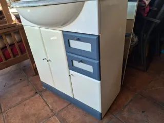 Mueble de baño beige y azul