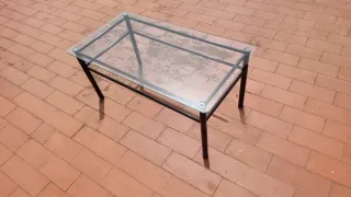 Mesita de cristal y metal negra