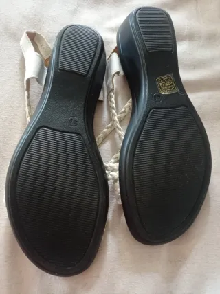Sandalias de piel blancas y plateadas