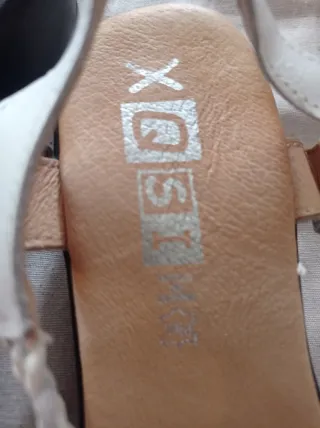 Sandalias de piel blancas y plateadas