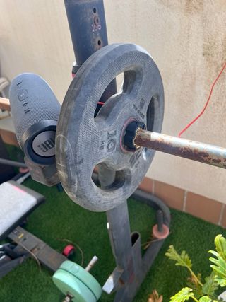 Rack de gimnasio con pesas y barra