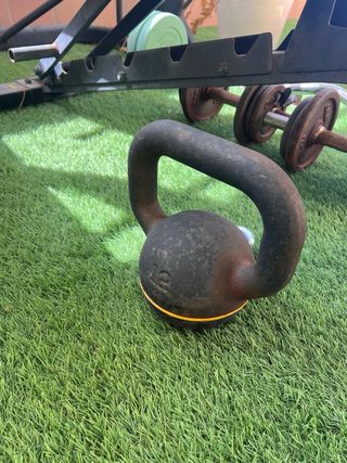 Rack de gimnasio con pesas y barra