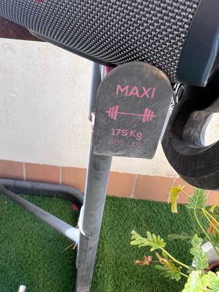 Rack de gimnasio con pesas y barra