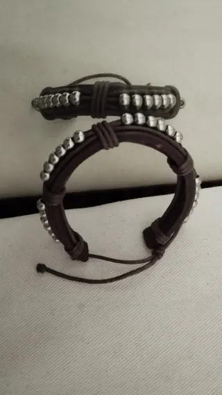 Pulsera cuero marrón c/abalorios plateados