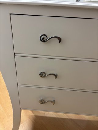 Cómoda de madera blanca
