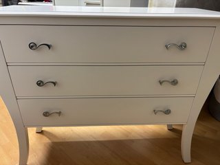 Cómoda de madera blanca