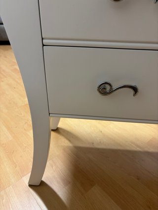 Cómoda de madera blanca