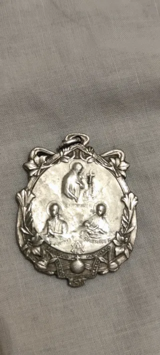 Medalla Virgen con Niños