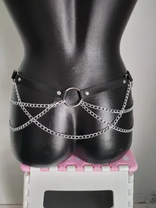 Cintura nera con catene argento