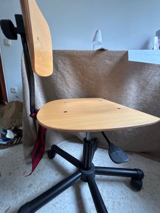 Silla de escritorio madera con ruedas. Regulable