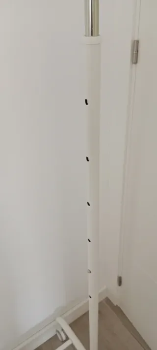 Burro perchero de metal blanco