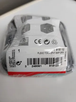 Enchufe Legrand Plexo gris empotrar