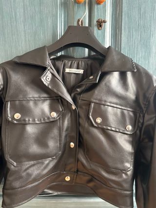 Chaqueta polipiel negra
