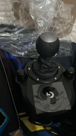 Volante Logitech G29 con pedales y palanca