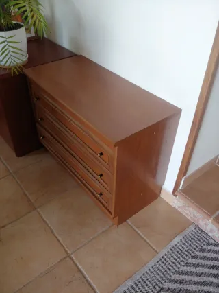 Cómoda de madera con 3 cajones