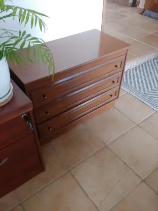 Cómoda de madera con 3 cajones