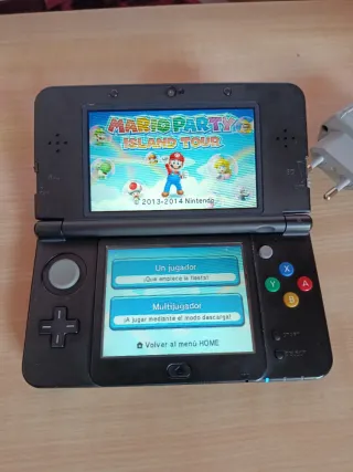 Nintendo 3DS Negra + Cargador + Mario Party