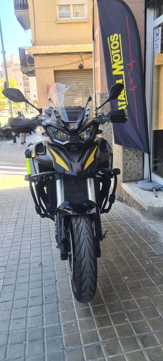 QJ Motor SRT 900 Adventure Negra y Amarilla