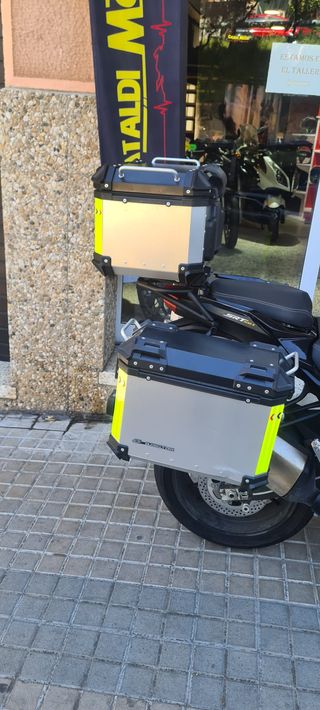 QJ Motor SRT 900 Adventure Negra y Amarilla