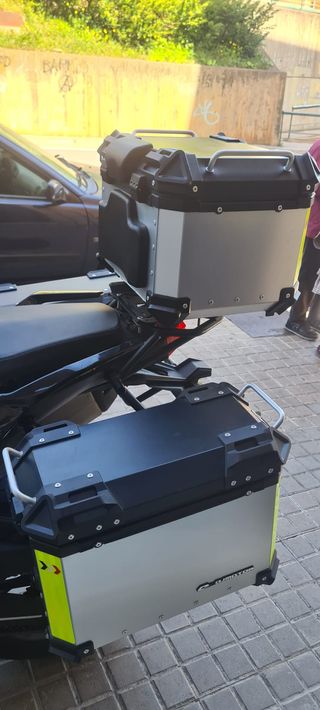 QJ Motor SRT 900 Adventure Negra y Amarilla