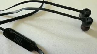 Auriculares JBL negros y naranjas
