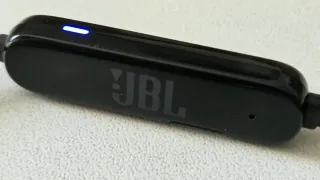 Auriculares JBL negros y naranjas