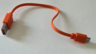 Auriculares JBL negros y naranjas