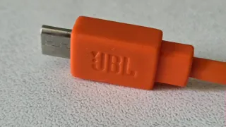 Auriculares JBL negros y naranjas