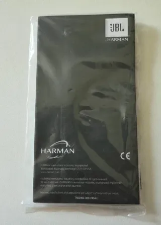 Auriculares JBL negros y naranjas
