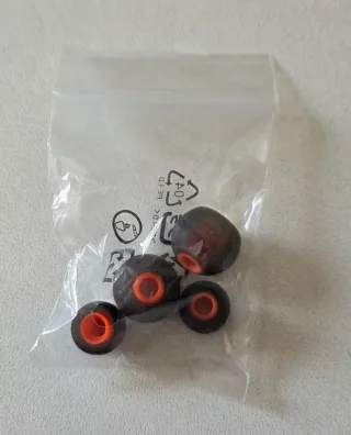 Auriculares JBL negros y naranjas