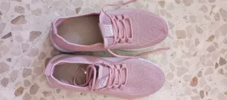 Zapatillas deportivas rosas y blancas