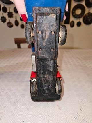 Vecchio camioncino giocattolo vintage