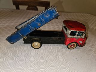 Vecchio camioncino giocattolo vintage