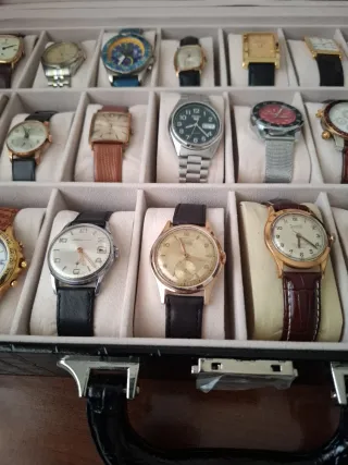 Caixa de relógios ,algumas relíquias.