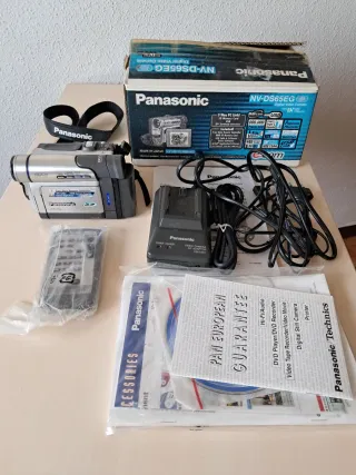 Videocámara Panasonic NV-DS65EG con los accesorios