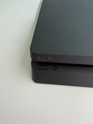 Consola PS4 + 2 Mandos de regalo (Negro y Naranja)