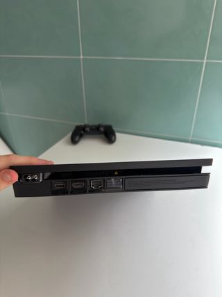 Consola PS4 + 2 Mandos de regalo (Negro y Naranja)