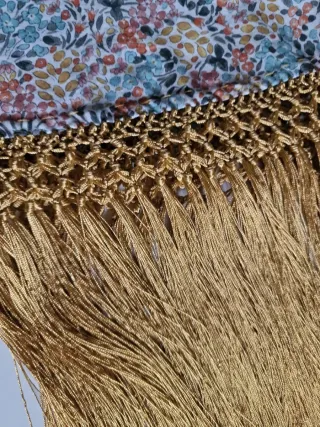 Mantoncillo Flamenca con flecos dorados