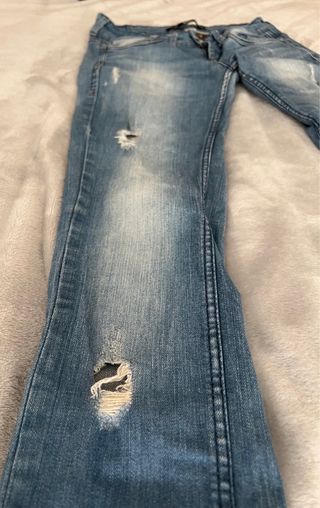 Pantalón vaquero Bershka desgastado