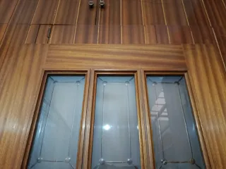 PUERTA INTERIOR DE MADERA Y CRISTAL CON MANETA