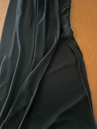 Vestido negro con tirantes adornados