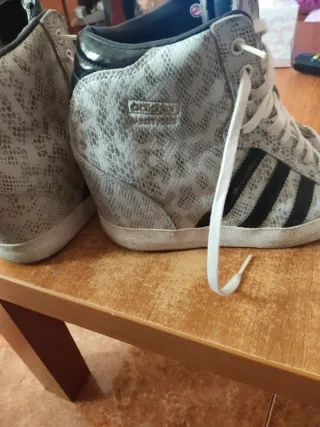 Botines Adidas Mujer Grises y Negras