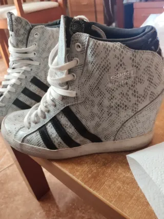 Botines Adidas Mujer Grises y Negras