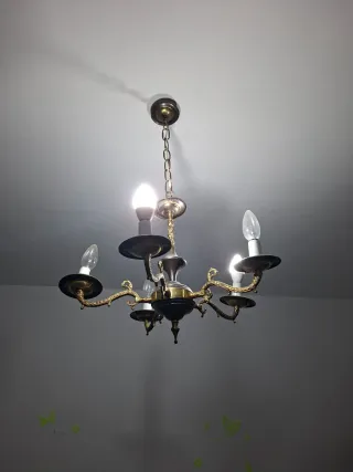 Lámpara de araña antigua de latón