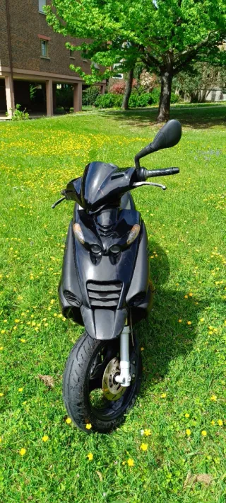 Beta Ark Scooter Automática Negra y Beige