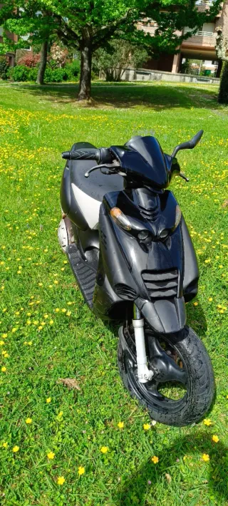 Beta Ark Scooter Automática Negra y Beige