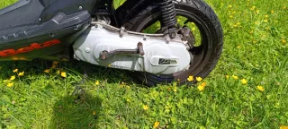 Beta Ark Scooter Automática Negra y Beige