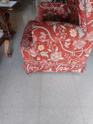 Butaca de tela floral roja