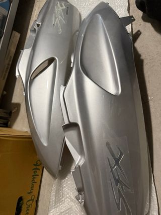 Tapas laterales nuevas Honda SFX color gris plata.