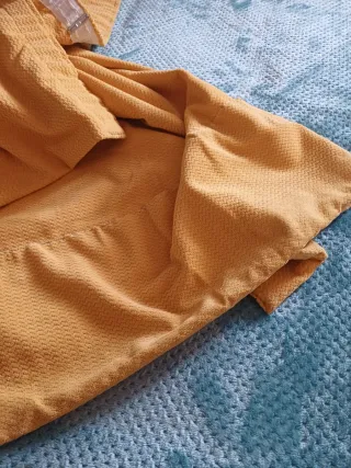 Cortina gruesa de terciopelo amarillo